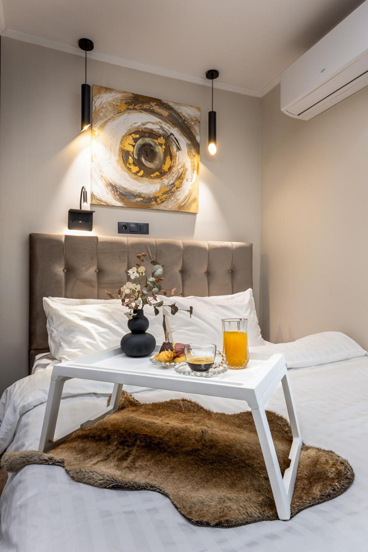 Cozy Downtown Apartment ซานธี ภายนอก รูปภาพ