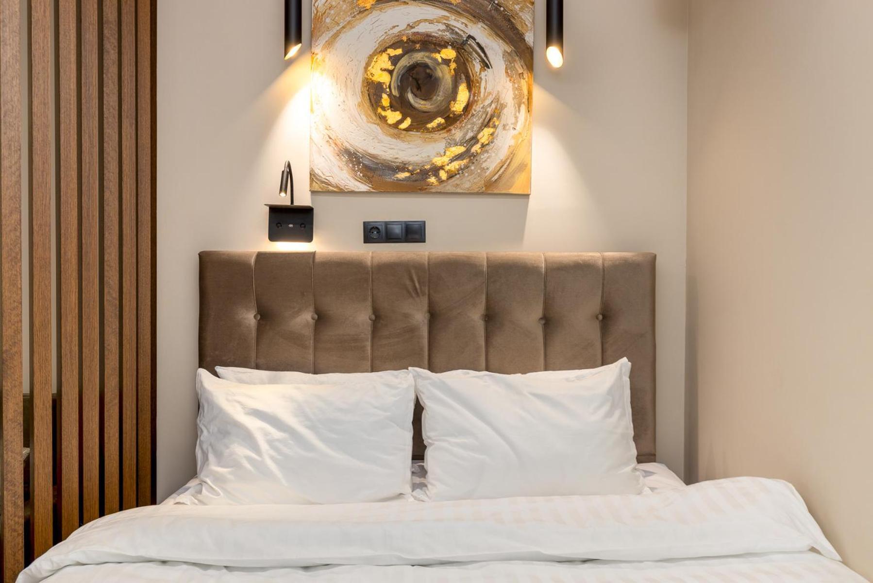 Cozy Downtown Apartment ซานธี ภายนอก รูปภาพ